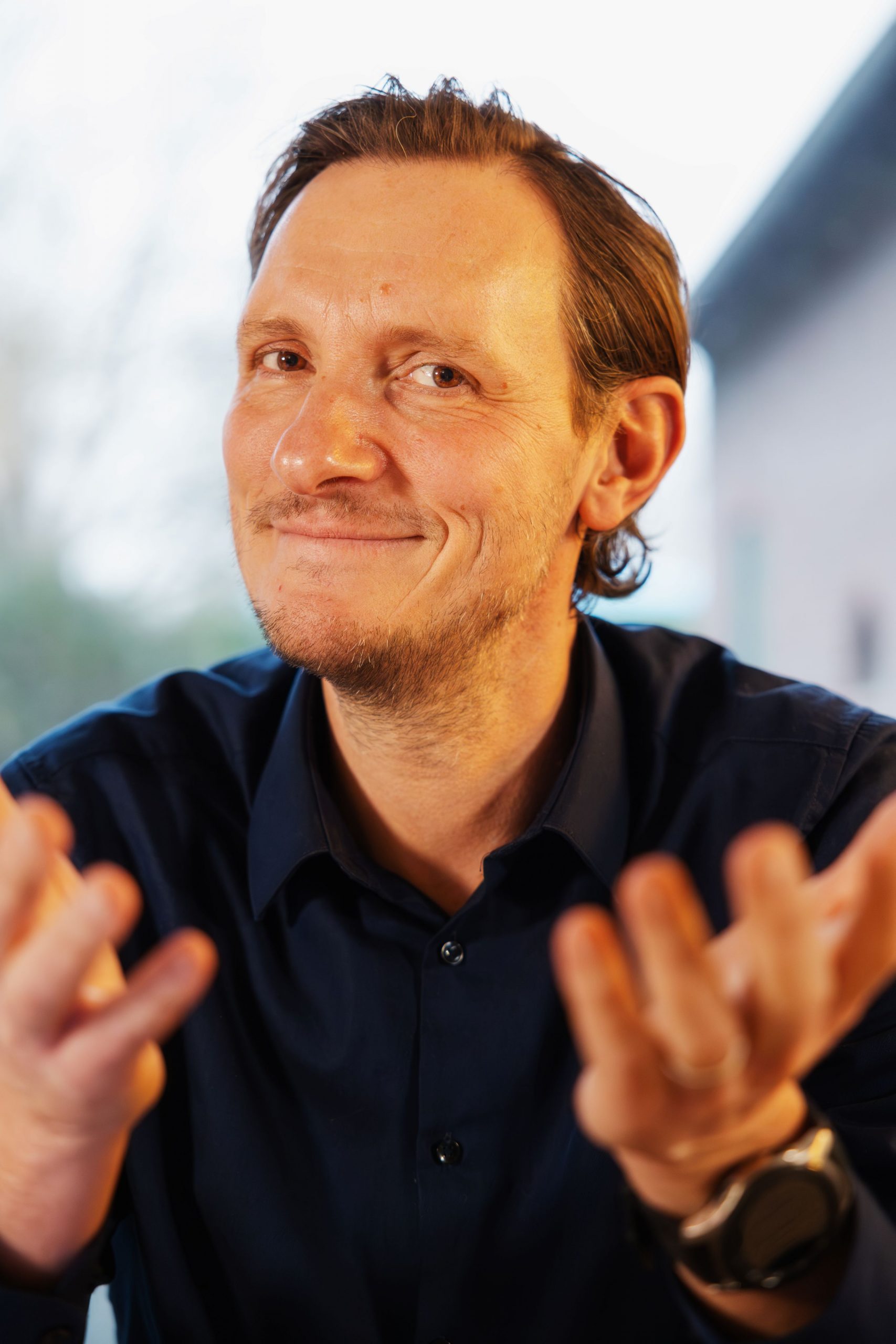 Philipp Reinhardt mit offener Geste im Coaching-Kontext – Einladung zur Selbstreflexion