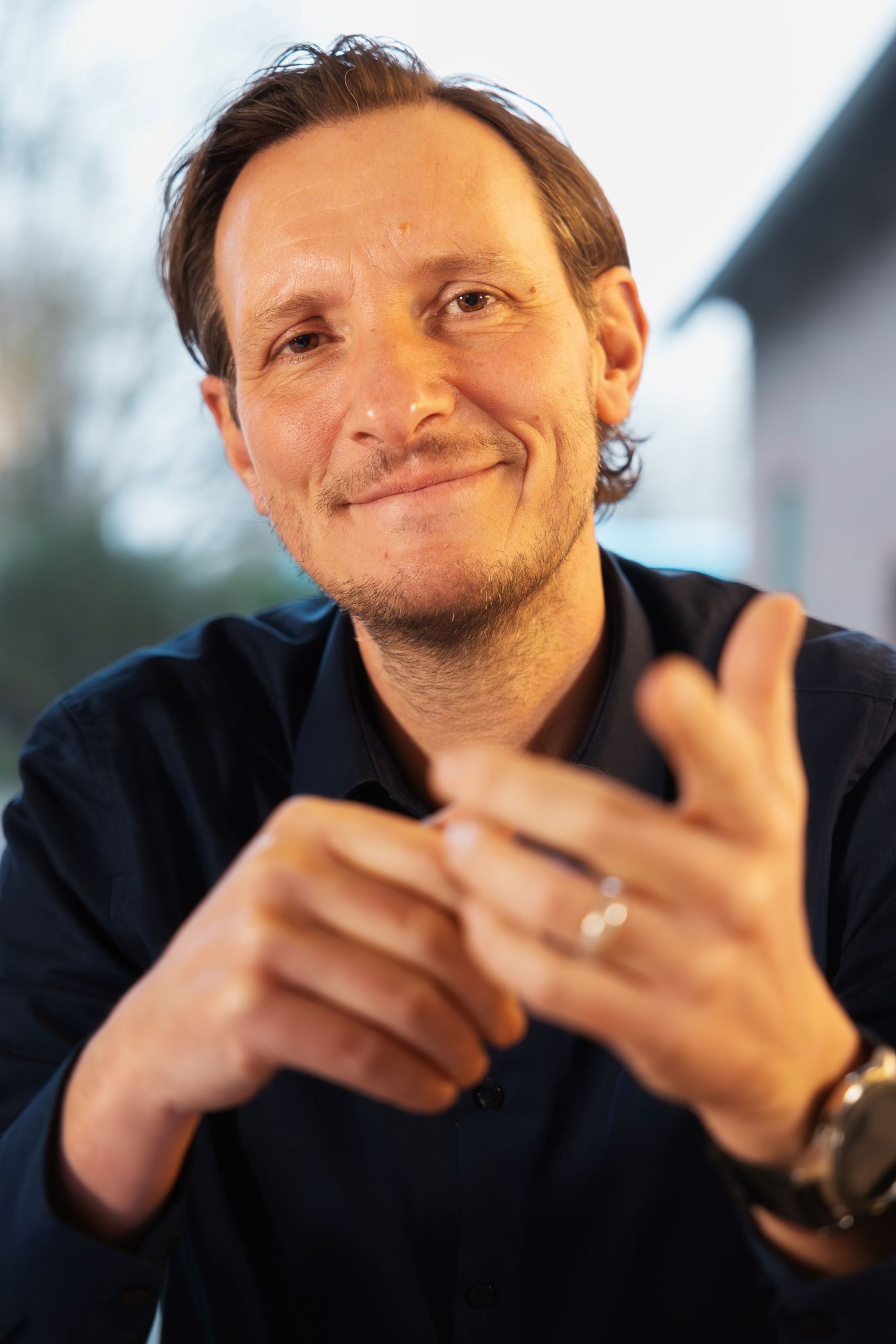 Philipp Reinhardt blickt ruhig und offen in die Kamera – Symbolbild für persönliche Selbstführung